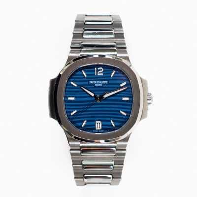 Patek Philippe Nautilus 7118/1A 35.2mm Oystersteel blue dial ladies sports watch preowned